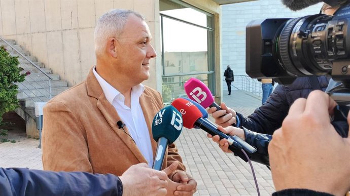 El portavoz de MÉS en el Consell de Mallorca, Jaume Alzamora, en declaraciones a los medios.
