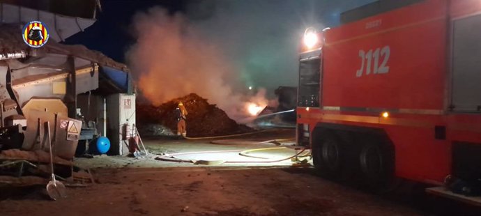 Bomberos trabajando en el lugar del incendio