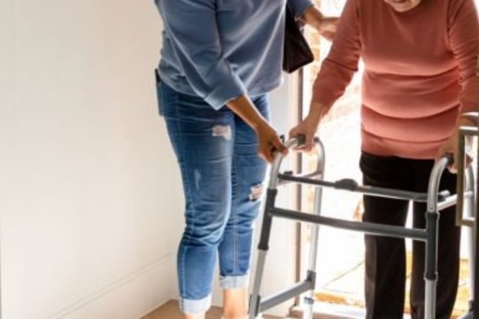 Archivo - Una persona ayuda a un mayor.