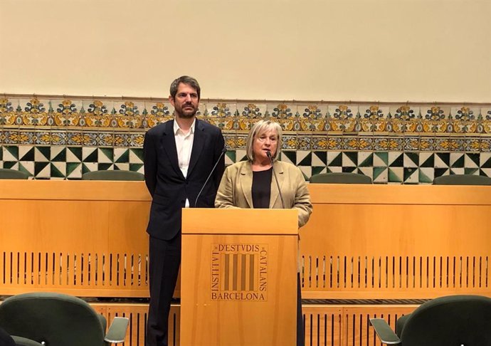 El ministro de cultura, Ernest Urtasun, junto a la presidenta del Institut d'Estudis Catalans (IEC), Teresa Cabré, en una rueda de prensa