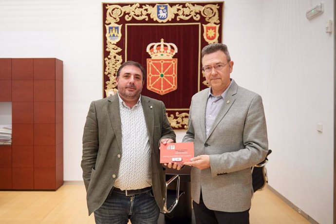El presidente del Parlamento de Navarra, Unai Hualde, recibe al Defensor del Pueblo de Navarra, Patxi Vera, quien le ha hecho entrega del informe anual de la institución correspondiente al año 2023.