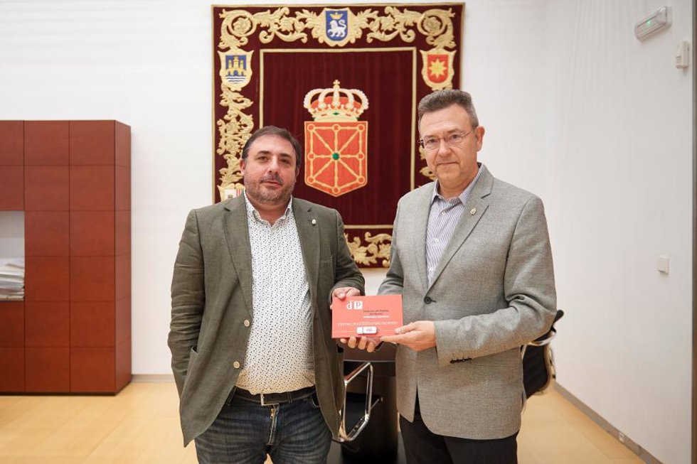 El presidente del Parlamento de Navarra, Unai Hualde, recibe al Defensor del Pueblo de Navarra, Patxi Vera, quien le ha hecho entrega del informe anual de la institución correspondiente al año 2023.