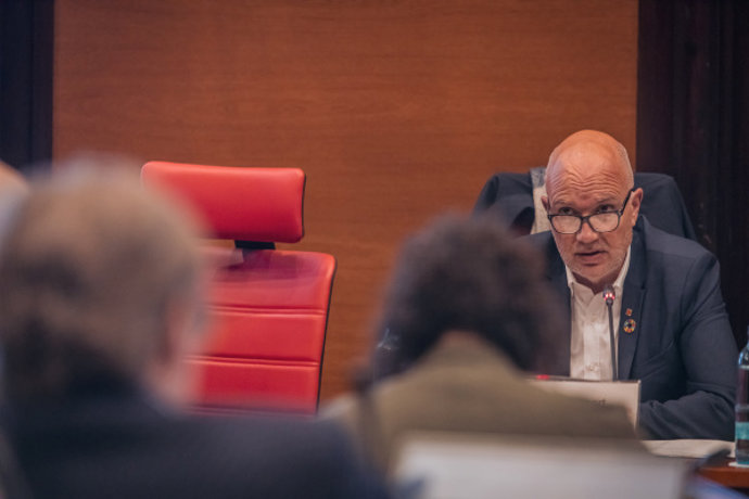 El conseller de Acción Climática de la Generalitat, David Mascort, en la Diputación Permanente del Parlament
