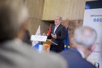 El presidente de Canarias admite que el reto demográfico tiene que llevar a pensar "cuántos turistas deben venir"
