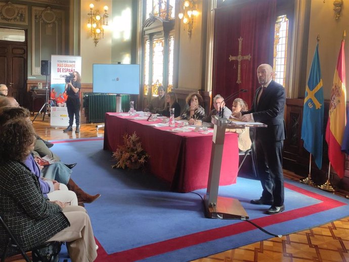 El presidente de la Junta General, Juan Cofiño, interviene en la presentación en el parlamento asturiano de la campaña X solidaria para animar a la ciudadanía a marcar la casilla de interés social en la declaración de la renta