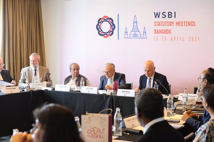 Isidro Fainé preside la primera reunión del Consejo Social y Filantrópico del WSBI en Bangkok, Tailandia.