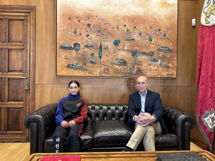 El alcalde de León, José Antonio Diez, junto a la deportista Chaima Zahraoui.