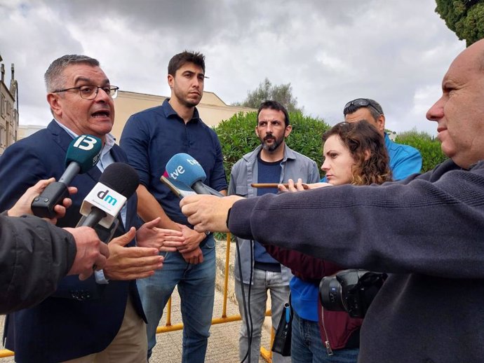 Archivo - El director general de Coordinación y Transparencia, Jaume Porsell, atendiendo a los medios durante una visita a las obras de exhumación de la fosa del Cementerio de Son Carrió, en Sant Llorenç des Cardassar.