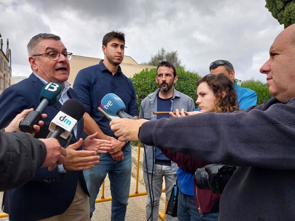 Archivo - El director general de Coordinación y Transparencia, Jaume Porsell, atendiendo a los medios durante una visita a las obras de exhumación de la fosa del Cementerio de Son Carrió, en Sant Lloren des Cardassar.