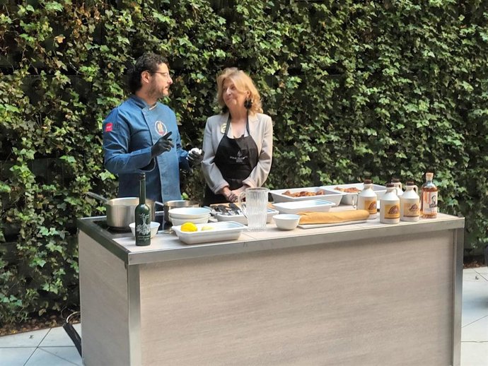 La delegada de Hacienda, Engracia Hidalgo, estrecha relaciones con Canadá a base de torrijas con sirope de arce