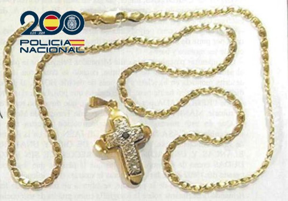 Cadena y cruz recuperada
