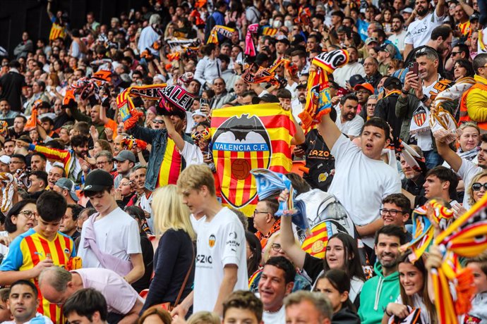 Archivo - Fans of Valencia during the spanish league, La Liga Santander, football match played between Valencia CF and RCD Espanyol at Mestalla stadium on May 28, 2023, in Valencia, Spain.