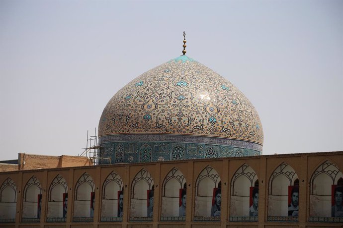 Archivo - Cúpula de la mezquita del jeque Lotfalá en la plaza Naqsh-e-Jahan de Isfahán, Irán (archivo)