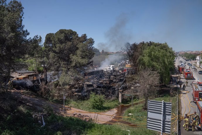 Bomberos trabajan en apagar el fuego en la zona en la que se ha producido el incendio, a 19 de abril de 2024, en Montcada i Reixac, Barcelona, Catalunya (España).