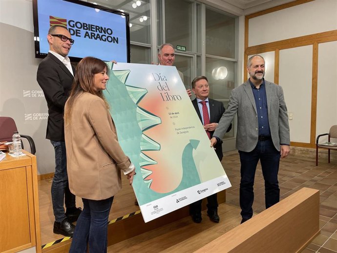 David Tapia es el autor del cartel anunciador del Día del Libro de Zaragoza 2024. Lo presentan el director general de Cultura, Pedro Olloqui; la directora de Zaragoza Cultural, María Uriol, y los representantes de COPELI.