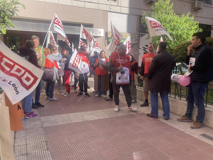 Concentración de CCOO a las puertas de la Consejería de Familia por la situación del Zambrana.