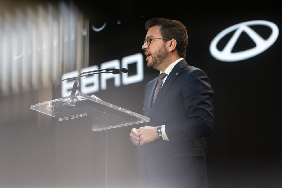 El presidente de la Generalitat, Pere Aragons, durante su intervención en la firma del acuerdo de Chery y Ebro este viernes en los terrenos de la antigua Nissan en la Zona Franca de Barcelona