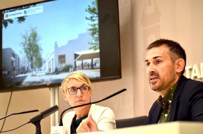 Archivo - Arxiu - La portaveu adjunta de Compromís a l'Ajuntament de Valncia, Papi Robles, i l'edil d'aquesta formació Sergi Campillo presenten la proposta de pla integral per a la millora del barri de Sant Antonio que planteja aquest grup municipal.