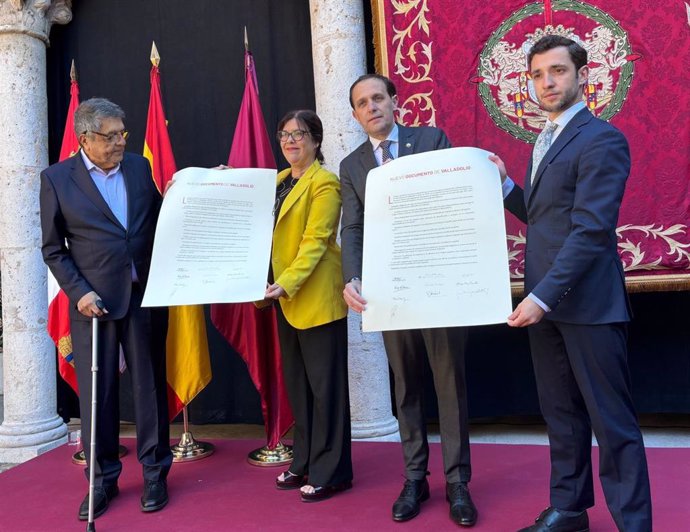 El presidente de la Diputación de Valladolid, Conrado Íscar, el presidente de Fundación Godofredo Garabito Gregorio, Guillermo Garabito, el premio Cervantes Sergio Ramírez, y Paula Cadenas, hija del premio Cervantes, Rafael Cadenas,