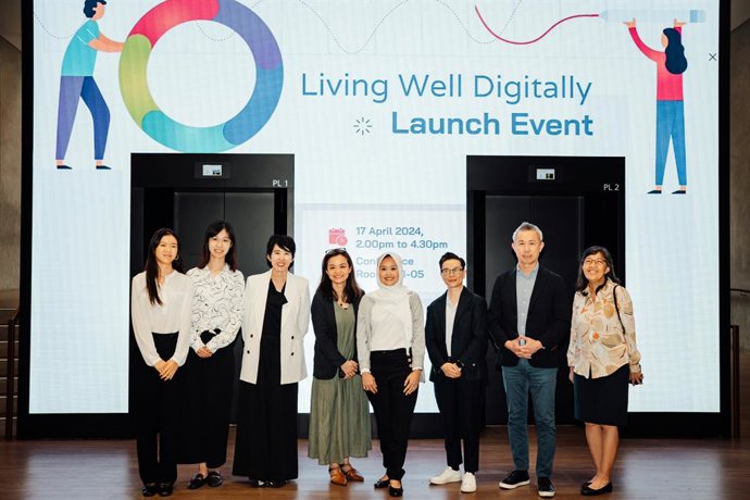 (From Right To Left) Professor Li Mongli, Professor Chen Tsuhan, Professor Audrey Yue, Senior Parliamentary Secretary Mdm Rahayu Mahzam, Professor Natalie Pang, Dr. Yuhyun Park, Assistant Professor Zhang Renwen, Research Assistant Soh Kai Xin