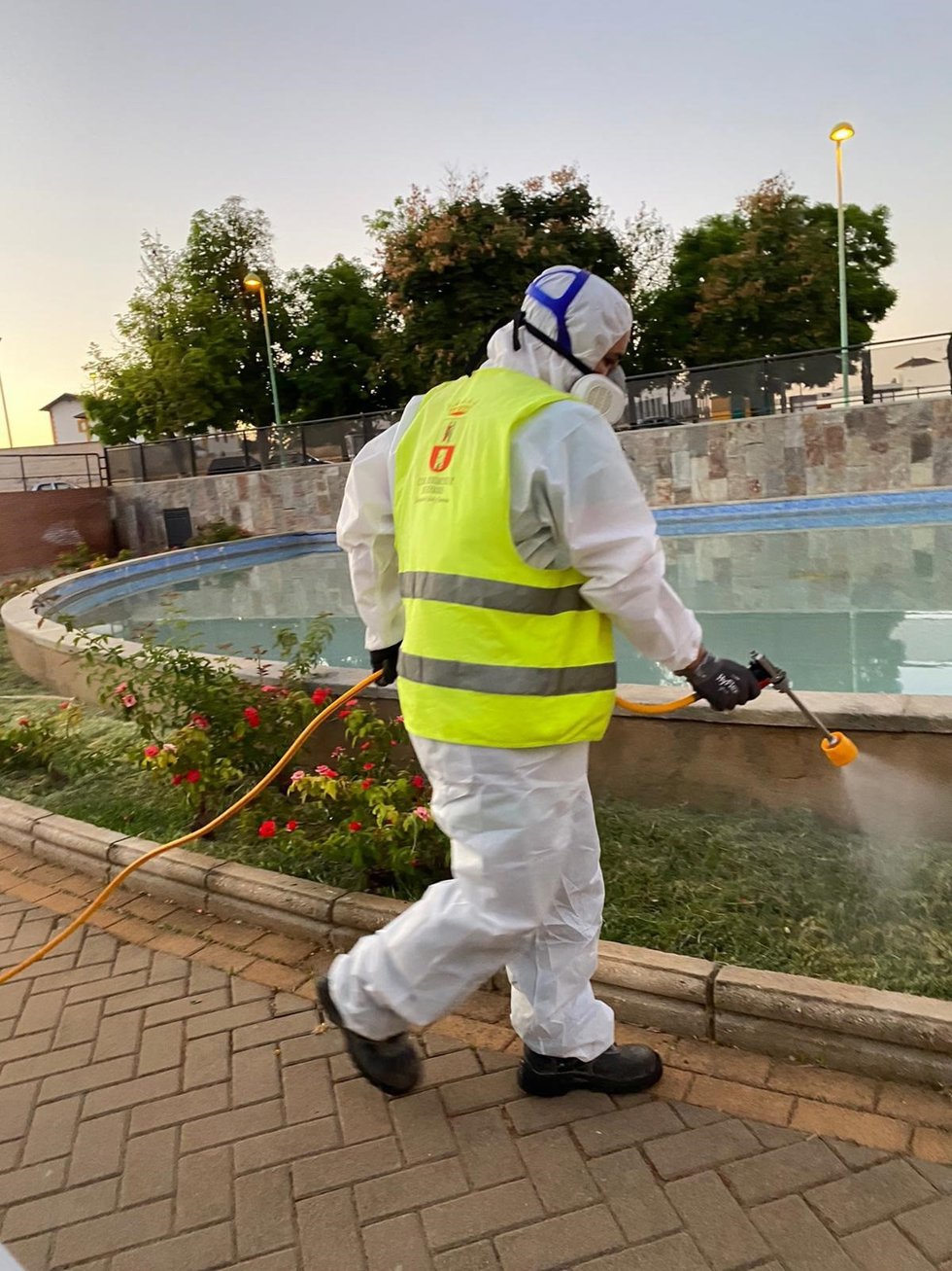 Archivo - Imagen de archivo de labores de fumigación de mosquitos para prevenir el virus del Nilo.