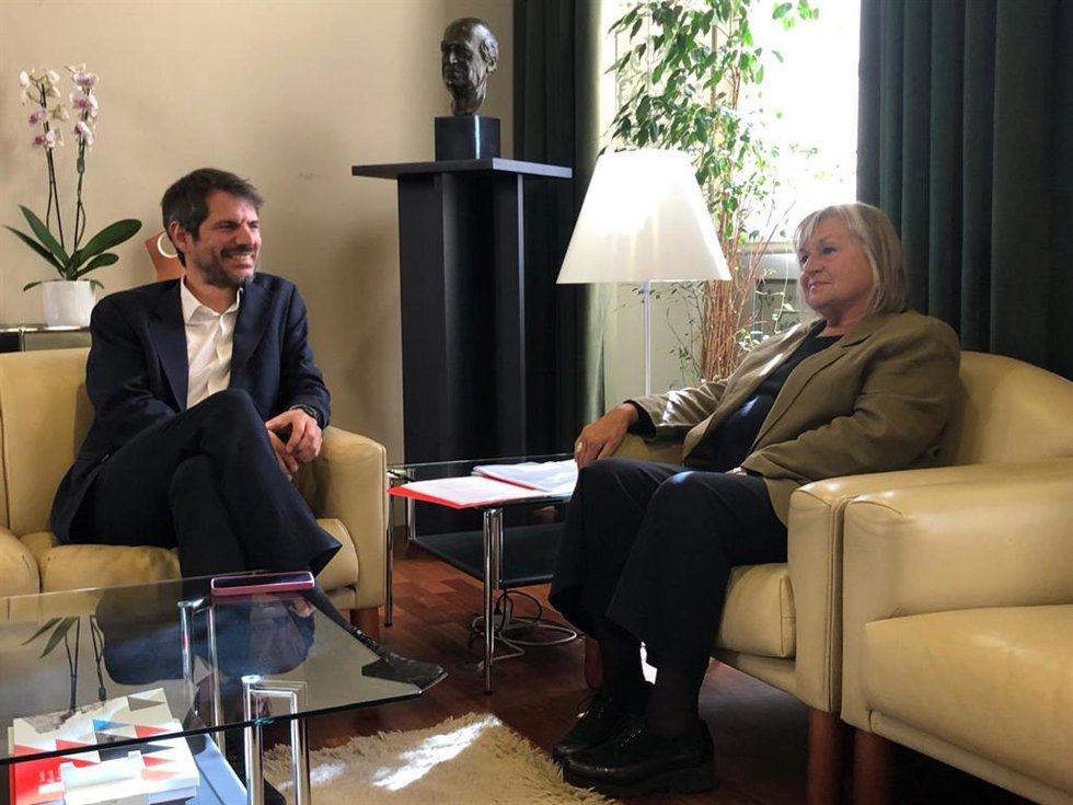 El ministro de Cultura, Ernest Urtasun, y la presidenta del Institut d'Estudis Catalans (IEC), Teresa Cabré