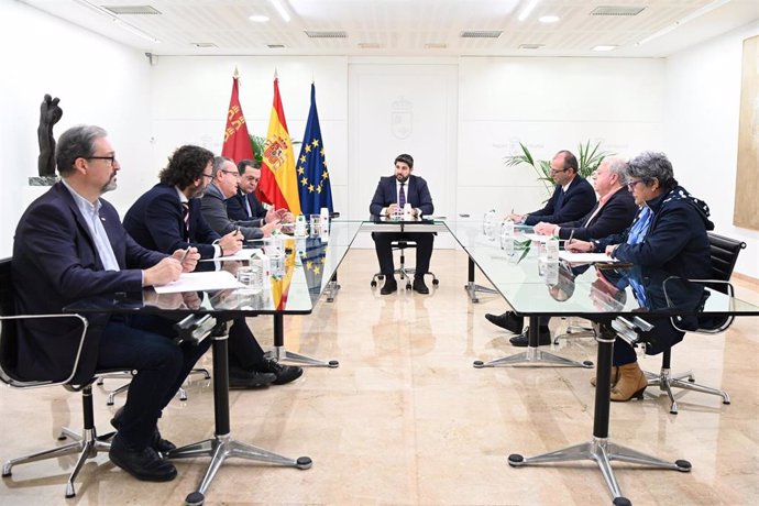 Fernando López Miras mantiene una reunión con el presidente de Croem, José María Albarracín, y con los secretarios generales de las organizaciones UGT, Antonio Jiménez, y CCOO, Santiago Navarro.