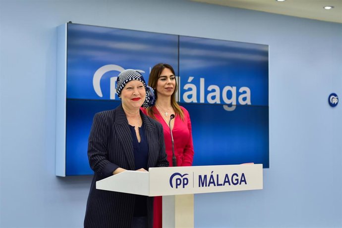 La diputada nacional por el PP de Málaga Gema Pérez y la dirigente 'popular' Teresa Pardo en rueda de prensa en Málaga