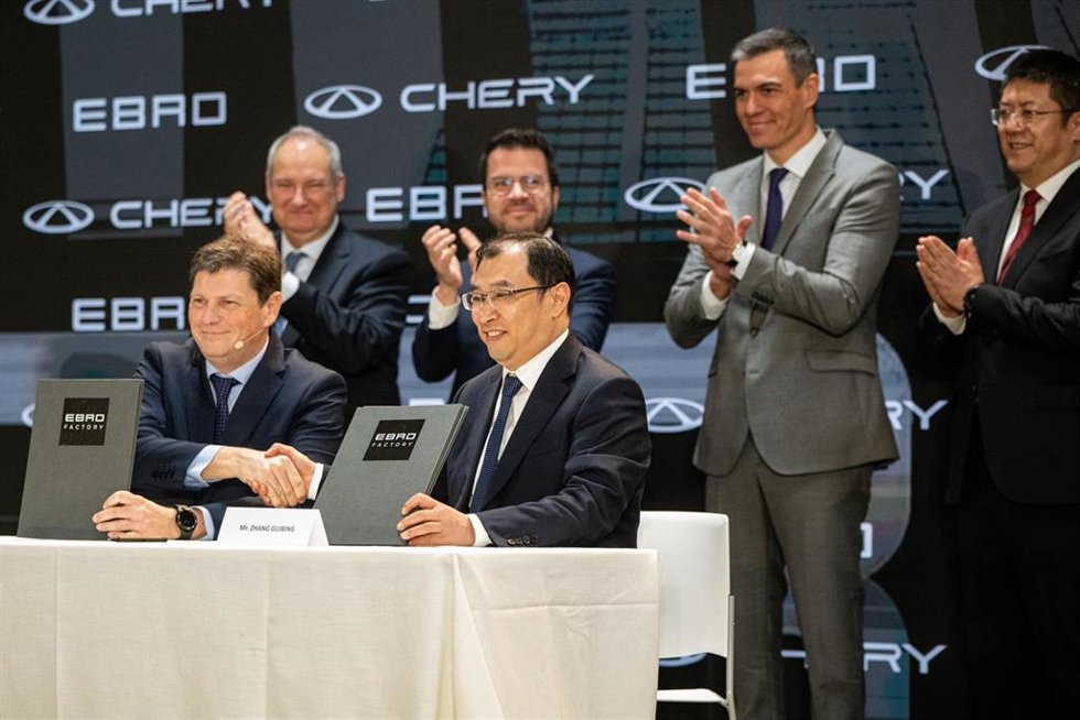 Momento de la firma del acuerdo con el ceo de Ebro, Pedro Calef, y el vicepresidente internacional de Chery, Guibing Zhang, junto al presidente Pedro Sánchez, el presidente Pere Aragons y el ministro Jordi Hereu.