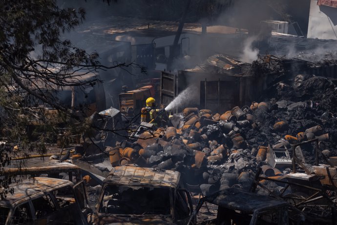 Un bombero trabaja en apagar el fuego en la zona en la que se ha producido el incendio, a 19 de abril de 2024, en Montcada i Reixac, Barcelona, Catalunya (España).