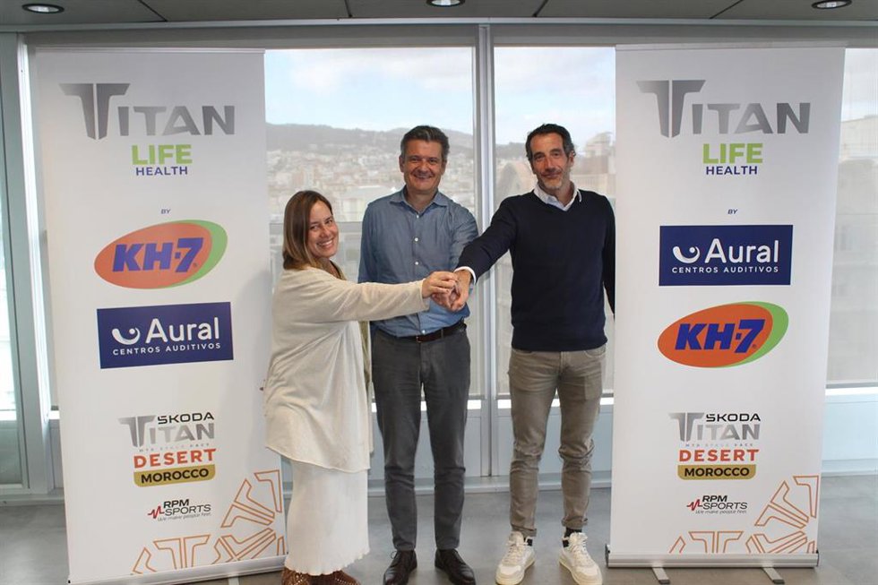 La directora de Comunicación de KH-7, Emma Nadal, y el director general de Aural Centros Auditivos, Juan Ignacio Martínez, presentan la iniciativa por la que ambas empresas mejorarán la salud auditiva de la población marroquí en la Titan Desert de 2024.