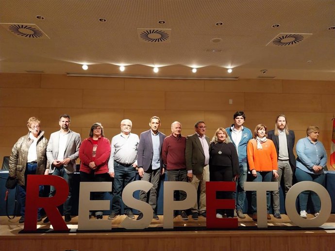 Los firmantes del manifiesto de Villalar 2024 posan junto a las letras RESPETO