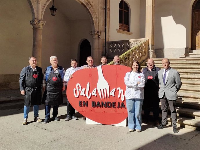 El diputado provincial  de Turismo en Salamanca, Juan Carlos Zaballos, junto a participantes de la provincia en Salón Gourmets