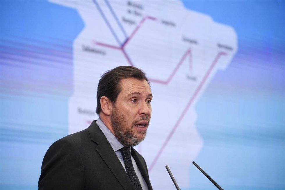El ministro de Transportes y Movilidad Sostenible, Óscar Puente, comparece ante los medios de comunicación para trasladar información sobre actuaciones de servicio público ferroviario, en la sede del Ministerio, a 19 de abril de 2024, en Madrid (España)