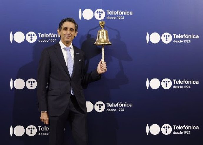 Archivo - El presidente de Telefónica, José María Álvarez-Pallete, en el tradicional toque de campana en la Bolsa de Madrid con motivo de la celebración de los cien años de historia de Telefónica, a 19 de abril de 2024, en Madrid (España).