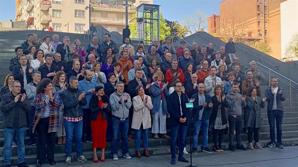 El candidato a lehendakari de EH Bildu, Pello Otxandiano, con numerosos alcaldes y alcaldesas de la formación soberanista en un acto en Bilbao