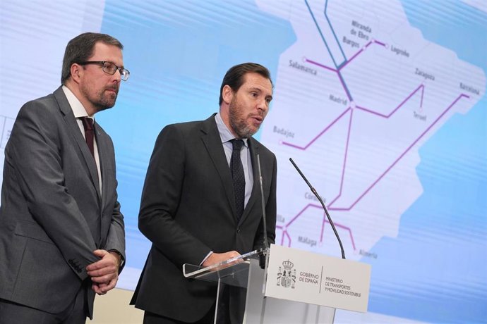 El presidente de Renfe, Raül Blanco (i), y el ministro de Transportes y Movilidad Sostenible, Óscar Puente (d), en la comparecencia en la que anuncia el segundo Alvia para Extremadura.