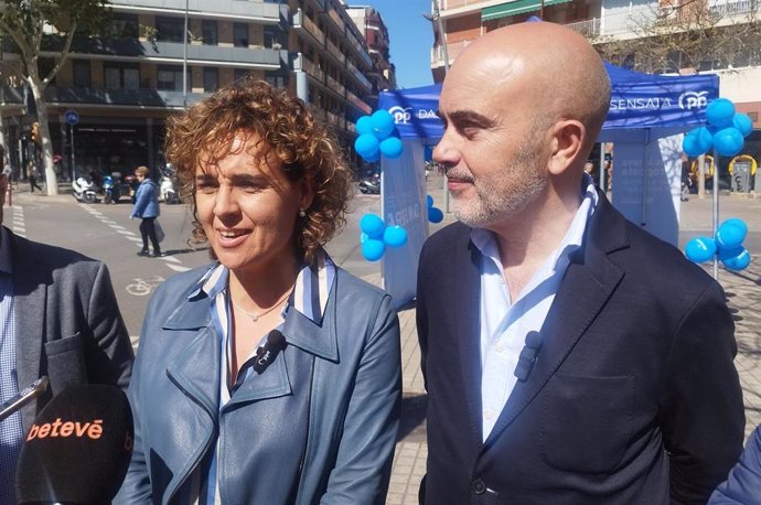 La eurodiputada y presidenta de campaña del PP para las elecciones catalanas, Dolors Montserrat, junto al líder del PP en el Ayuntamiento de Barcelona, Daniel Sirera.