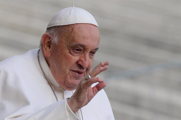 10 April 2024, Vatican: Pope Francis waves during his wednesday general audience in St. Peter's Square at the Vatican. Photo: Evandro Inetti/ZUMA Press Wire/dpa