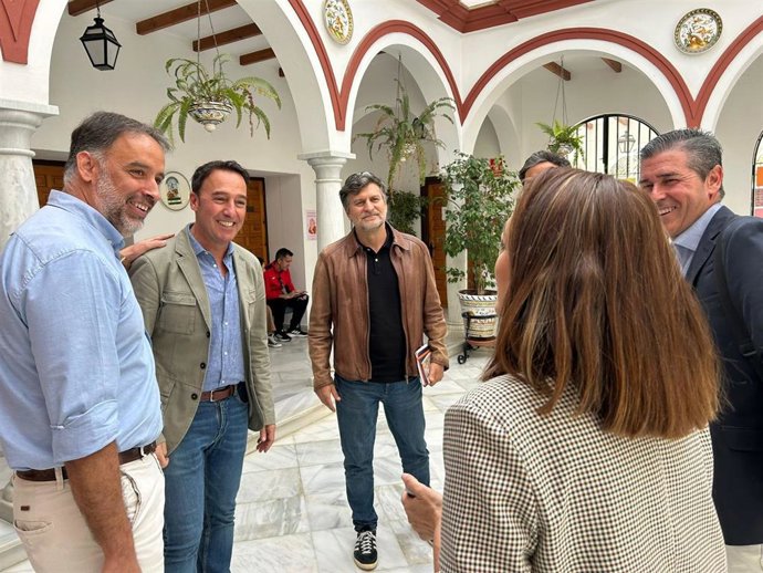 José Manuel Cossi con el alcalde de Trebujena.