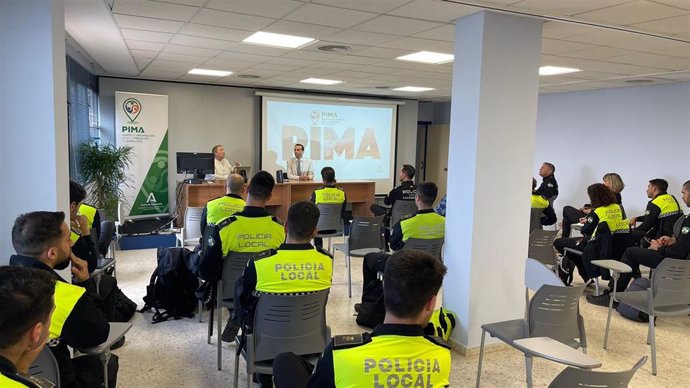 El director general de Justicia Juvenil y Cooperación de la Junta, Esteban Rondón, ha participado en Marbella en unas jornadas sobre mediación para agentes de la Policía Local.