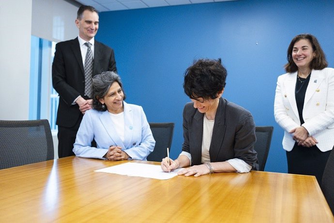 La ministra de Inclusión, Seguridad Social y Migraciones, Elma Saiz, ha firmado junto a la vicepresidenta del Banco Mundial en temas de Desarrollo Humano, Mamta Murthi, la adhesión de España al Proyecto de Capital Humano la pobreza y la desigualdad.