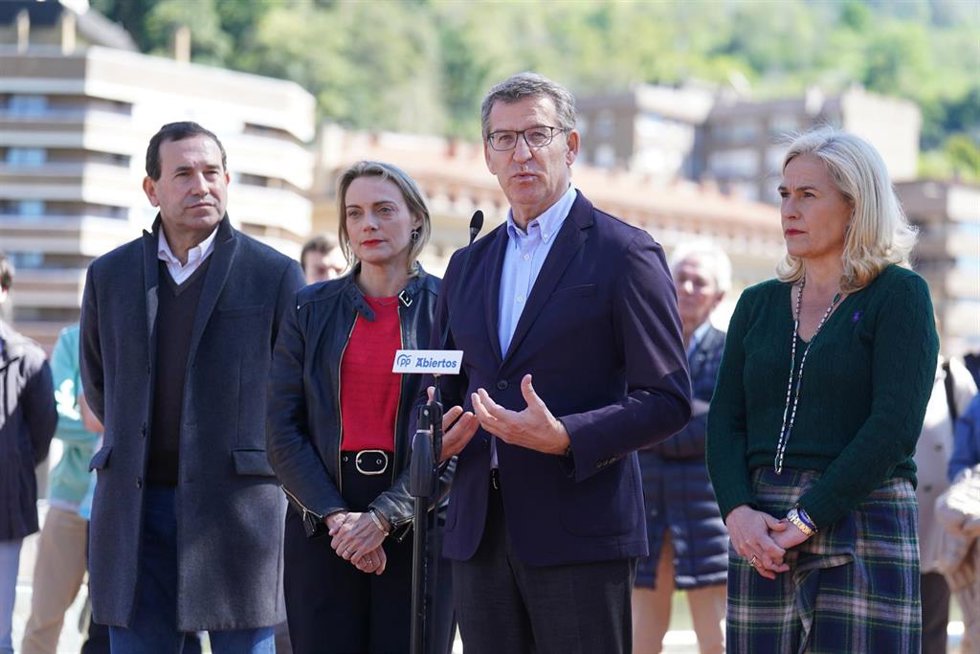 El presidente del PP, Alberto Núñez Feijóo, en un acto electoral junto al candidato del PP a Lehendakari, Javier de Andrés