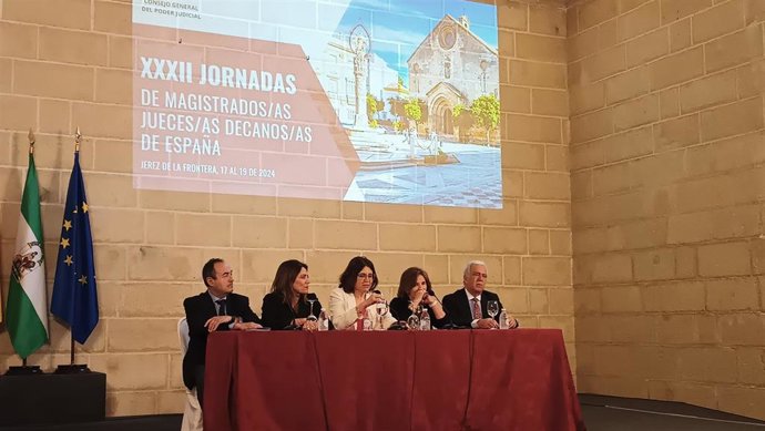 Representantes de los jueces decanos de España en la presentación de las conclusiones de las Jornadas Nacionales celebradas en Jerez de la Frontera (Cádiz).