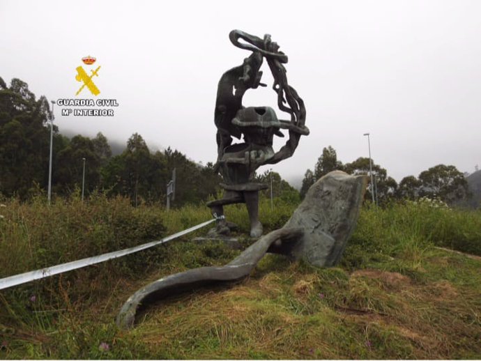 La Guardia Civil investiga el robo de los restos de una escultura situada en Ballota-Cudillero