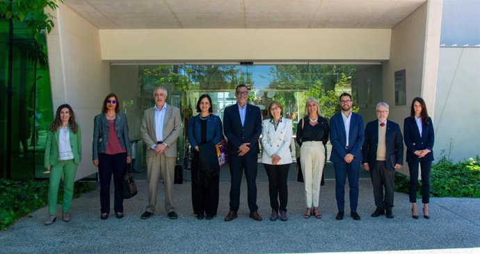 Foto de familia de la visita de la Fundación FioCruz al ISCIII, a las puertas del Centro Nacional de Microbiología del Instituto.