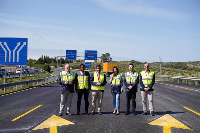 Visita de la Junta y el Ayuntamiento de Loja al punto de la A-92 donde se ha reparado el firme