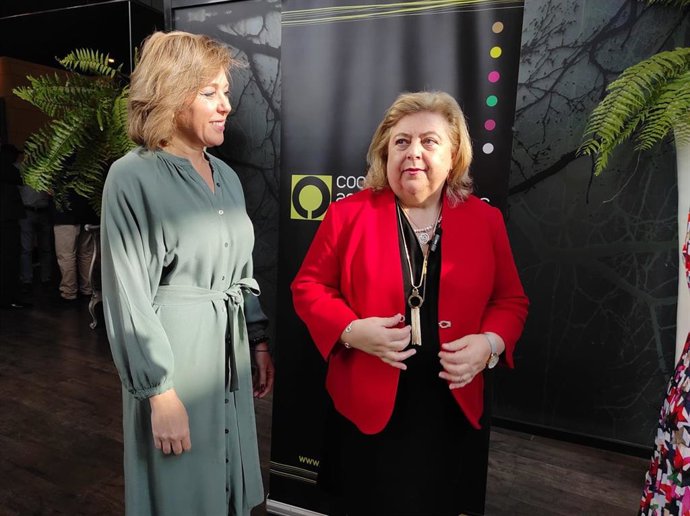 Clara Aguilera (dcha.), junto a la secretaria federal de Agricultura, Ganadería y Pesca del PSOE, la cordobesa Ana Romero.