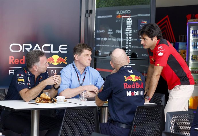 Archivo - Carlos Sainz charla junto a Christian Horner durante el Gran Premio de Arabia Saudí 2023