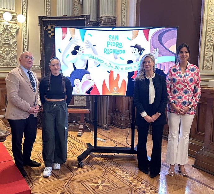 Presentación de la programación de San Pedro Regalado con (de izquierda a derecha) el alcalde Jesús Julio Carnero, la autora del cartel Miriam Arroyo, y las concejalas Irene Carvajal y Blanca Jiménez.